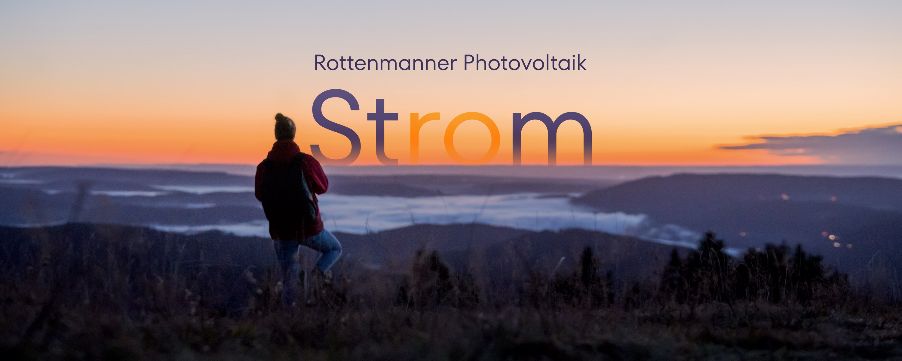 Person betrachtet Berglandschaft bei Sonnenuntergang, dar&uuml;ber steht 'Rottenmanner Photovoltaik Strom'.
