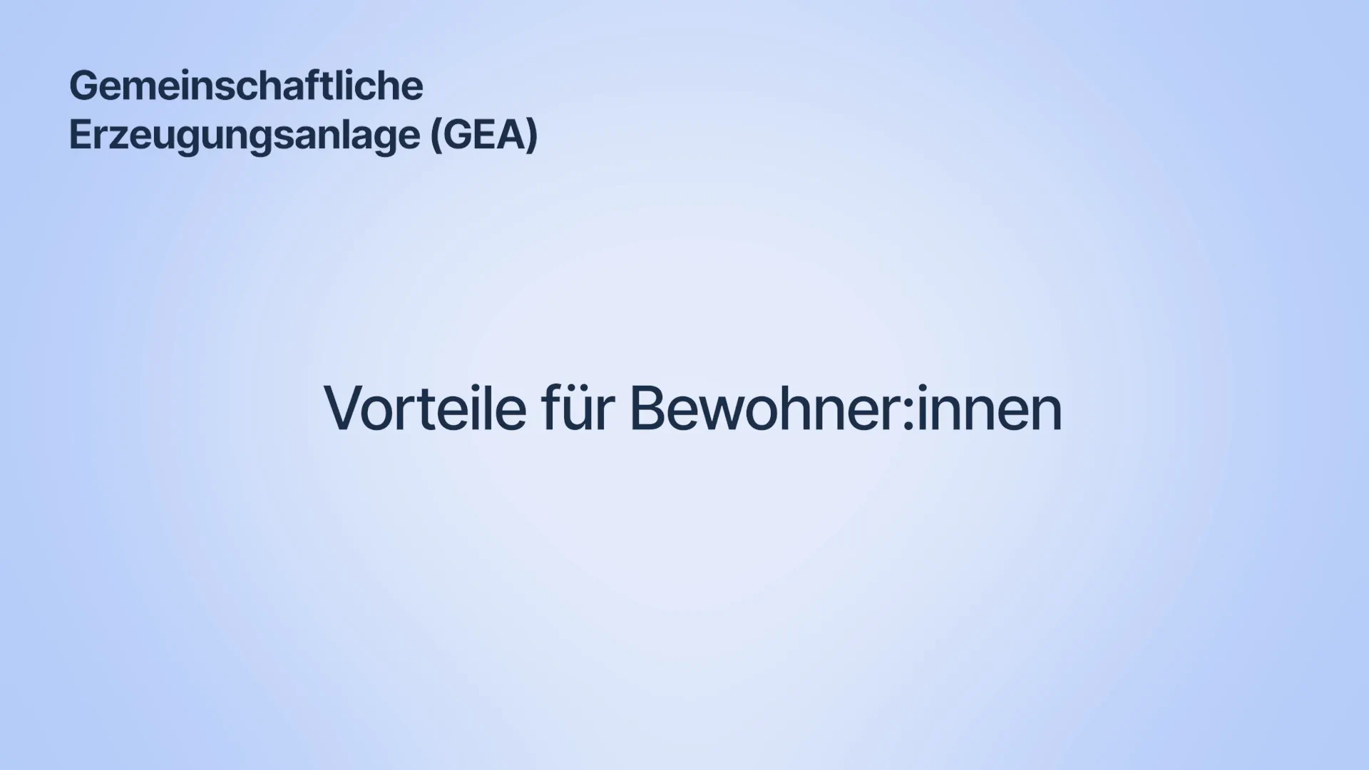 Bild mit dem Text: "Gemeinschaftliche Erzeugungsanlage (GEA) Vorteile f&uuml;r Bewohner:innen" auf blauem Hintergrund.